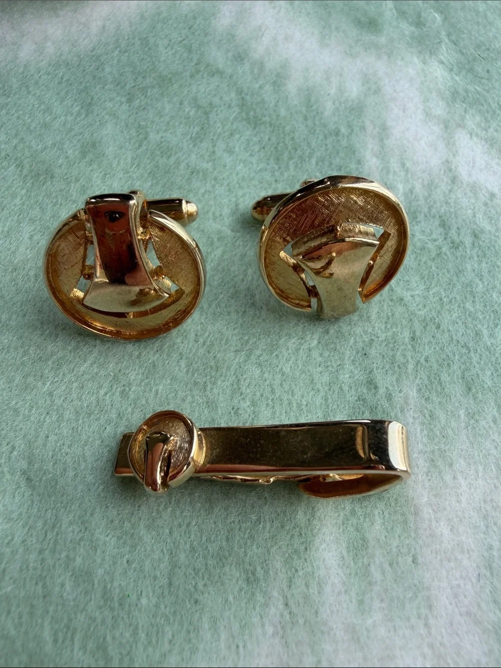 New Vintage Gold Tone Men's Cufflinks Tie Clip Set with Case / Fabric Brush
